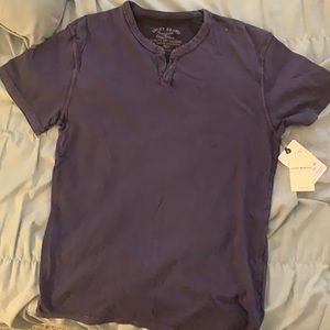 Men’s Lucky Brand 2 button tee size small